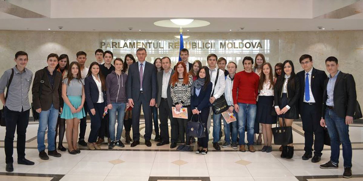 Elevii din "Spiru Haret" au avut o întrevedere cu Președintele Parlamentului R.M. Igor Corman